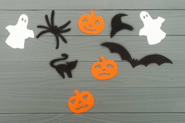 Cadılar Bayramı tatil arka plan üç pumpkins, kedi, örümcek, yarasa, şapka ve iki hayaletler ile