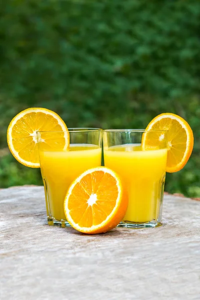 Fresh orange juice with oranges fruit outdoors — Stock Photo, Image