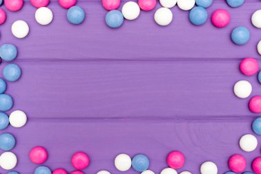 Ahşap arka plan üzerinde renkli Çikolata kaplamalı şeker