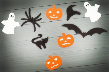 Cadılar Bayramı tatil arka plan üç pumpkins, kedi, örümcek, yarasa, şapka ve iki hayaletler ile
