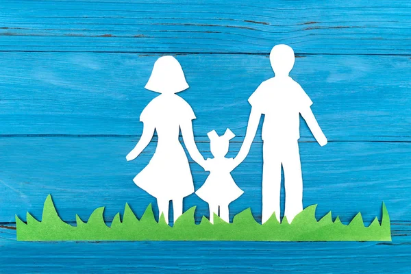 Papiersilhouette Einer Familie Die Auf Dem Grünen Gras Auf Blauem — Stockfoto