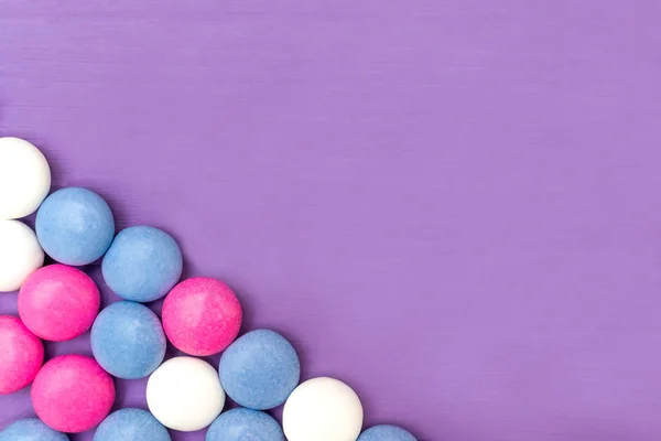 Нижний левый угол рамы из цветных шоколадных конфет — стоковое фото