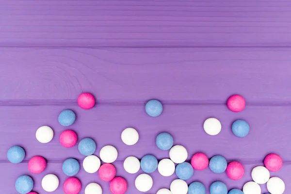 Цветные конфеты с шоколадом на деревянном фоне — стоковое фото