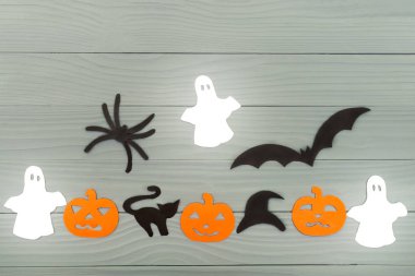 Cadılar Bayramı tatil arka plan üç pumpkins, kedi, örümcek, yarasalar, şapka ve üç hayaletler ile