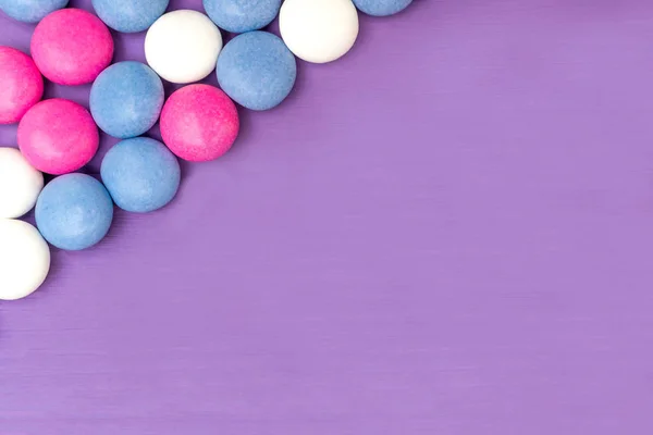 Верхний левый угол рамки из цветных конфет с шоколадным покрытием — стоковое фото