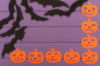 Cadılar Bayramı köşe çerçeve kabak kağıt siluetleri ve yarasalar ile