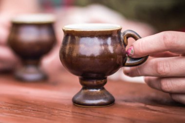 Bir fincan kahve masada parmak tutun