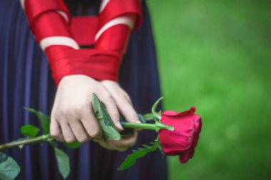 Gül ün kadın el ele tutuşur