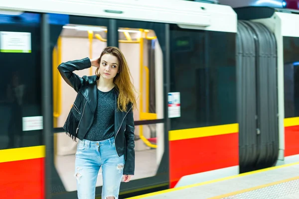 Das Mädchen in der Nähe der U-Bahn — Stockfoto