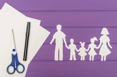 Kağıt erkek ve iki kız ve erkek ile kadın siluetleri kesmek