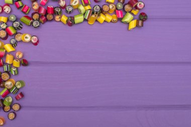 Karamel renkli şekerler yapılan bir köşe çerçeve