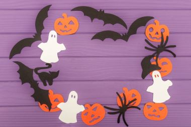 Cadılar Bayramı siluetleri yuvarlak çerçevesinde yapılan kağıt kesti