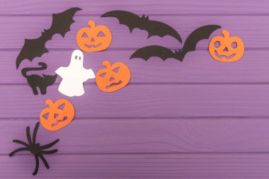 Cadılar Bayramı siluetleri köşe çerçevesinde yapılan kağıt kesti