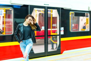 Yakındaki metro treninin kız