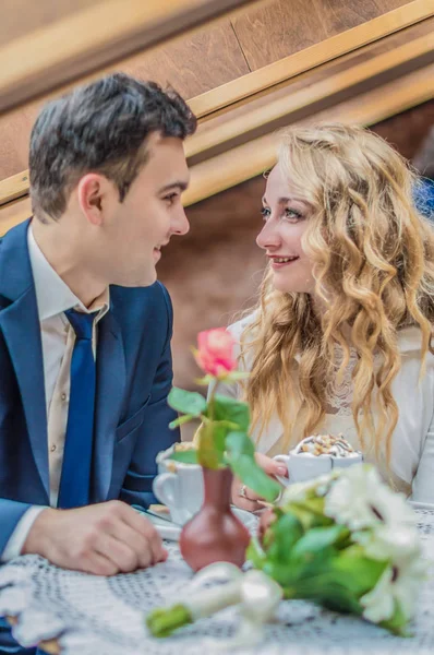 Couple marié dans un café — Photo