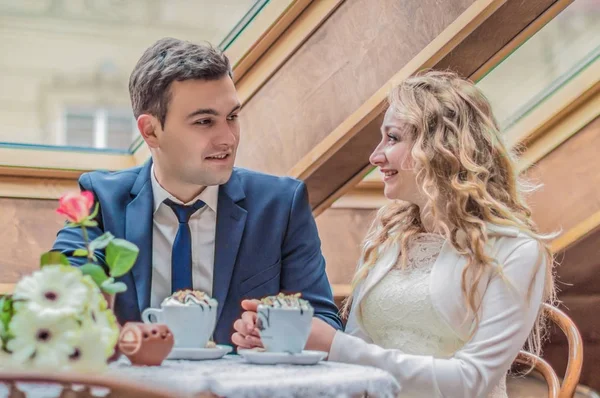 Couple marié dans un café — Photo