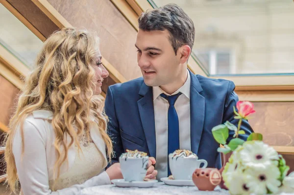 Couple marié dans un café — Photo