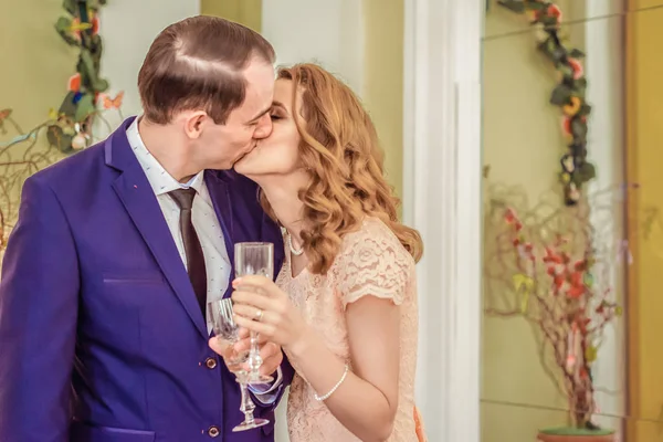 男人和女人接吻和喝香槟 — 图库照片