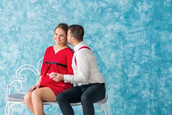 Hombre y mujer en un banco — Foto de Stock