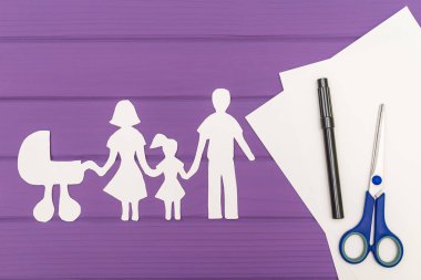 Erkek ve kadın çocuk ve çocuk arabası ile kağıt kesme siluetleri
