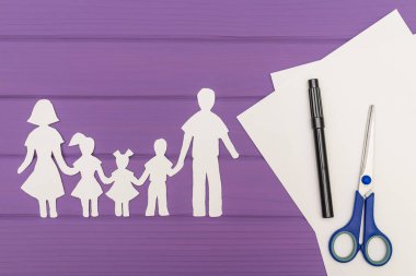 Kağıt erkek ve iki kız ve erkek ile kadın siluetleri kesmek