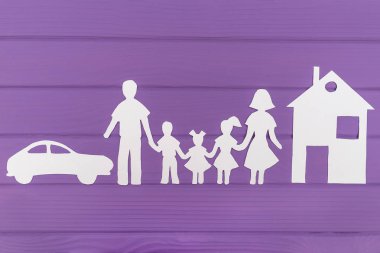 Erkek ve kadın ile iki kız ve erkek ev ve araba yakınındaki kağıt kesme siluetleri