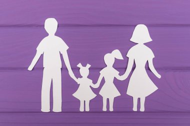 Erkek ve kadın iki kızla kağıt kesme siluetleri