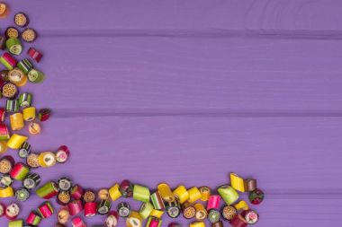 Karamel renkli şekerler yapılan bir köşe çerçeve