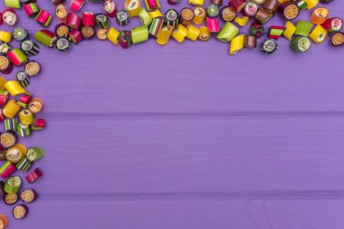 Karamel renkli şekerler yapılan bir köşe çerçeve