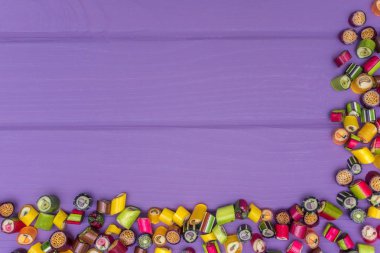 Karamel renkli şekerler yapılan bir köşe çerçeve