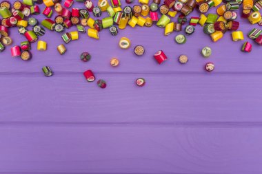 Bir çerçeve karamel renkli şekerler yaptı