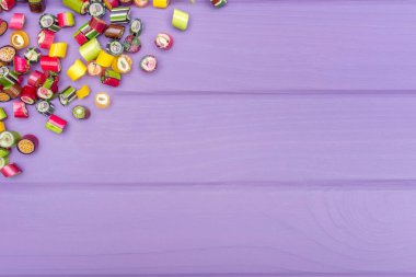 Karamel renkli şekerler yapılan bir köşe çerçeve