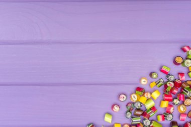 Karamel renkli şekerler yapılan bir köşe çerçeve