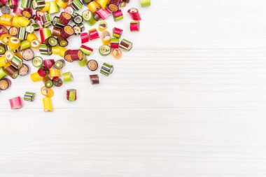 Karamel renkli şekerler yapılan bir köşe çerçeve