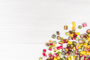 Karamel renkli şekerler yapılan bir köşe çerçeve