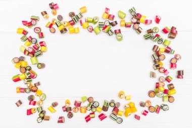 Yuvarlak bir çerçeve karamel renkli şekerler yaptı