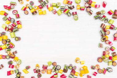 Yuvarlak bir çerçeve karamel renkli şekerler yaptı