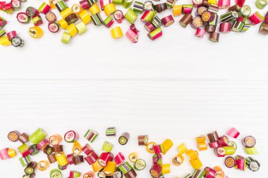 Bir çerçeve karamel renkli şekerler yaptı