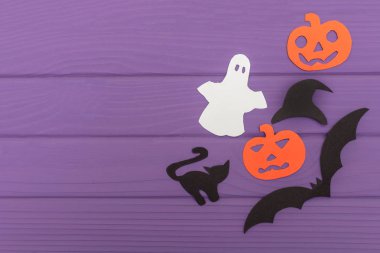 Cadılar Bayramı siluetleri köşe çerçevesinde yapılan kağıt kesti