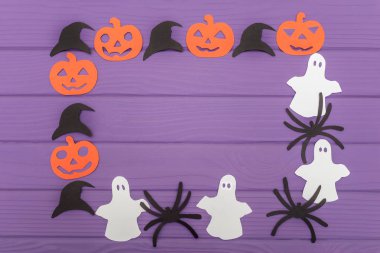 Halloween pumpkins, şapka, hayaletler ve örümcekler farklı kağıt siluetleri ile kare yuvarlak