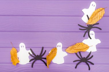 Hayaletler ve örümcekler farklı kağıt siluetleri sonbahar yaprakları ile halloween köşe çerçevesinde yapılan