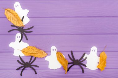 Hayaletler ve örümcekler farklı kağıt siluetleri sonbahar yaprakları ile halloween köşe çerçevesinde yapılan