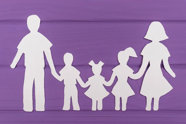 As silhuetas cortadas de papel de homem e mulher com duas meninas e menino — Fotografia de Stock
