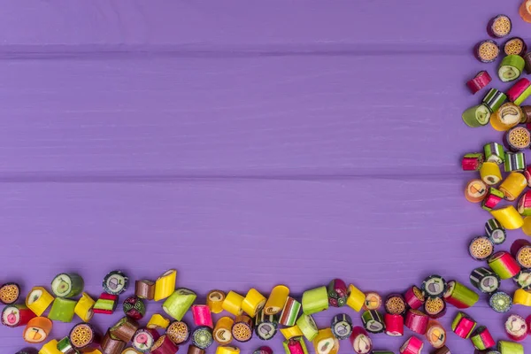 Karamel renkli şekerler yapılan bir köşe çerçeve