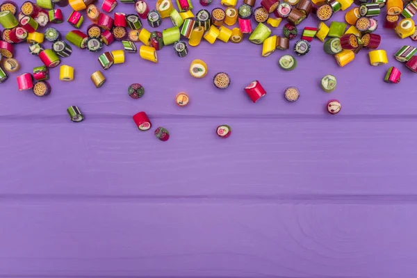 Bir çerçeve karamel renkli şekerler yaptı