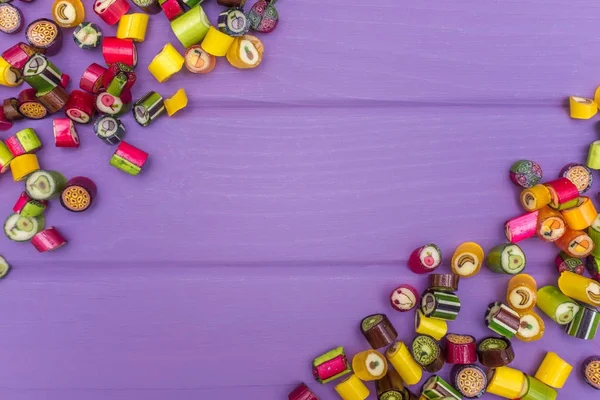 Bir çerçeve karamel renkli şekerler yaptı