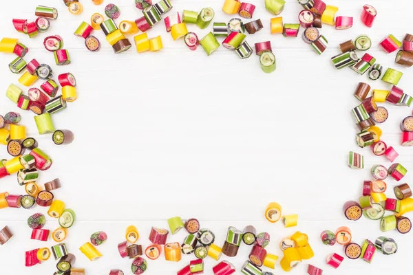 Yuvarlak bir çerçeve karamel renkli şekerler yaptı