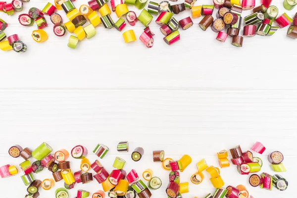 Bir çerçeve karamel renkli şekerler yaptı