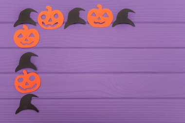 Kabaklar ve şapkalar farklı kağıt siluetleri Cadılar Bayramı köşe çerçevesinde yapılan