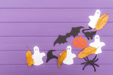 Farklı kağıt siluetleri makasla Cadılar Bayramı köşe çerçevesinde yapılan sonbahar yaprakları ile kes şunu